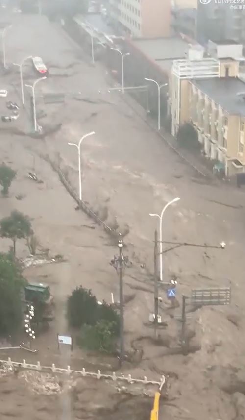 北京暴雨，多區出現嚴重水浸，河道泛濫。