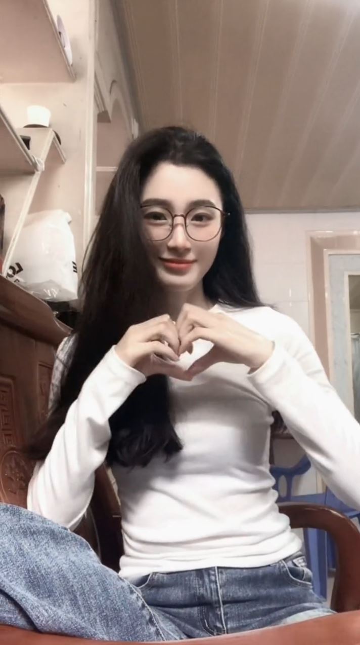 黃澤鑫對女兒在網上爆紅，歸功是遺傳了她母親的美貎。抖音