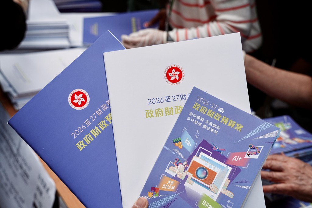 財政司司長陳茂波宣讀新一份《財政預算案》。