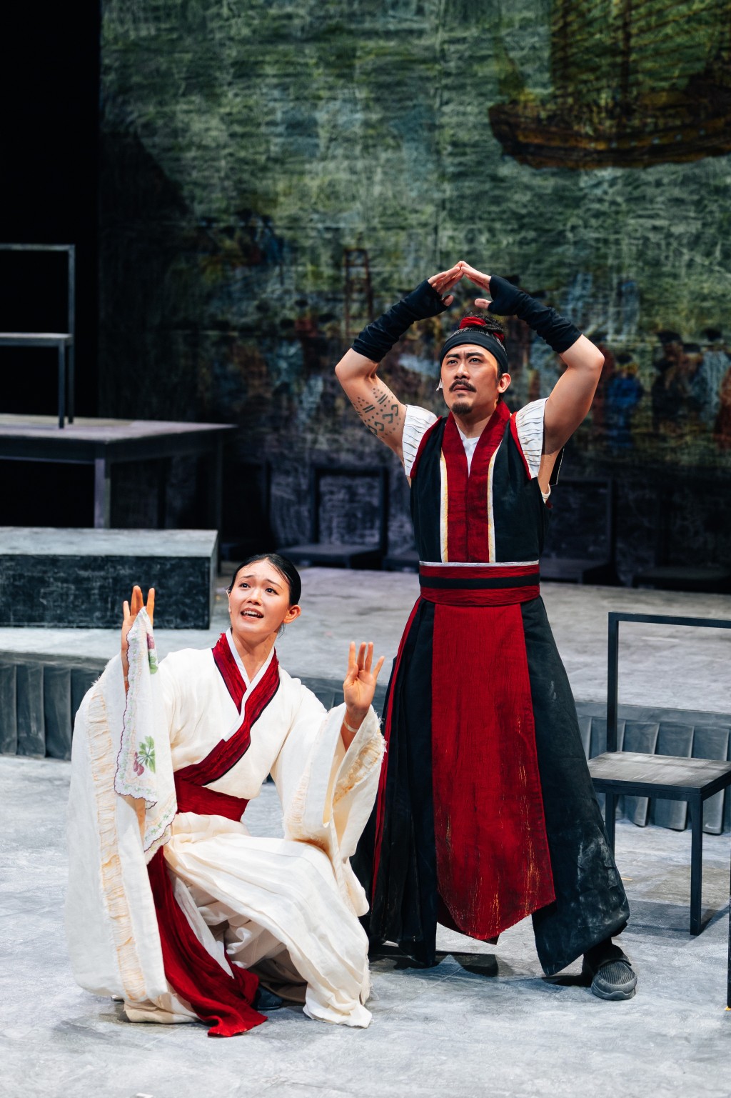 男主角「奧賽羅」由實力派演員梁天尺擔綱,黎玉清飾演為愛反抗父親的黛絲德蒙娜。 男主角「奧賽羅」由實力派演員梁天尺擔綱,黎玉清飾演為愛反抗父親的黛絲德蒙娜。