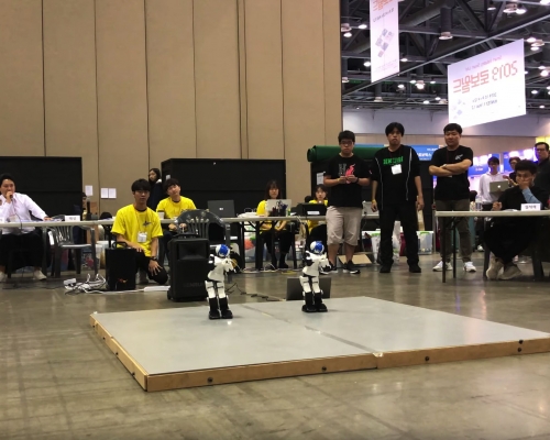 科大機械人團體的兩個跳舞機械人相當合拍。