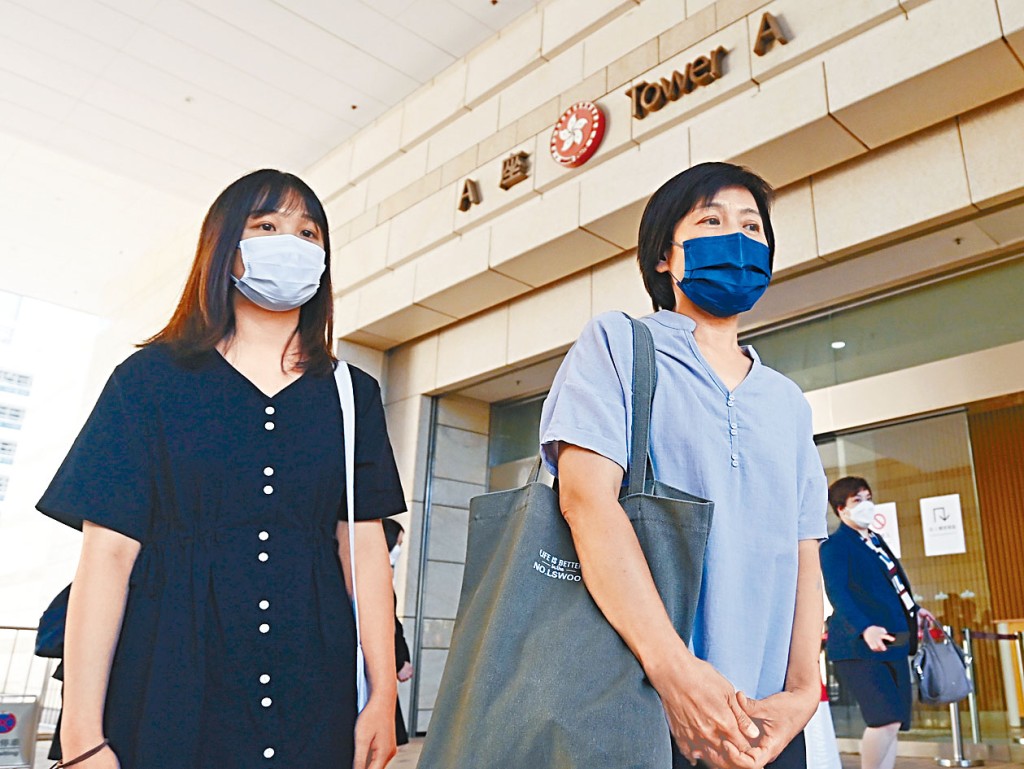 五十歲男跑手四年前跑渣馬不治。死者女兒(黑衣)及遺孀,出席死因研訊。