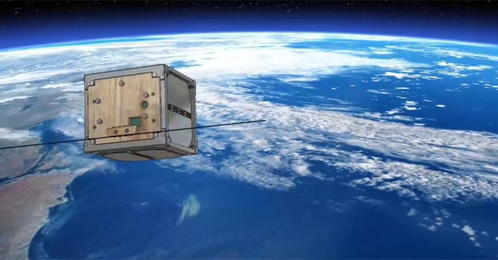 日本研究人員研發出全球第1顆木製人造衛星，預料可以減少太空垃圾。網上圖片