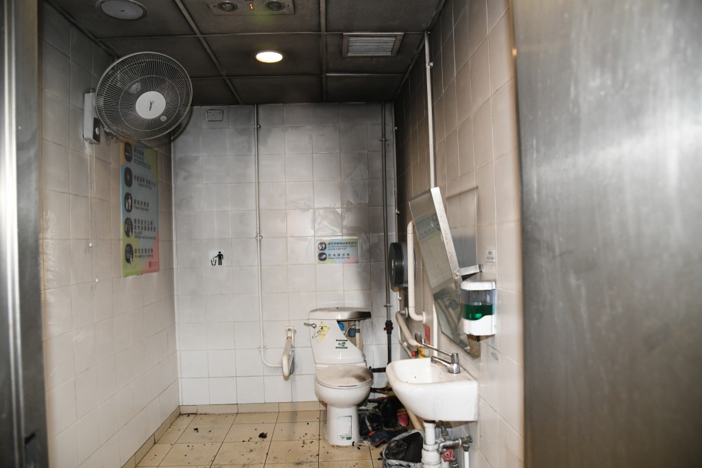 游乐场残厕遭纵火，座厕水箱被烧至爆裂。