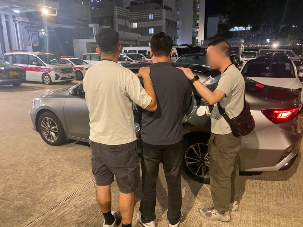 行動中,警方拘捕3名男女。警方提供 行動中,警方拘捕3名男女。警方提供