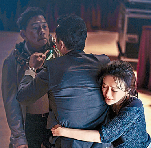 ■甄子丹為救秦嵐，不惜與袁富華糾纏。