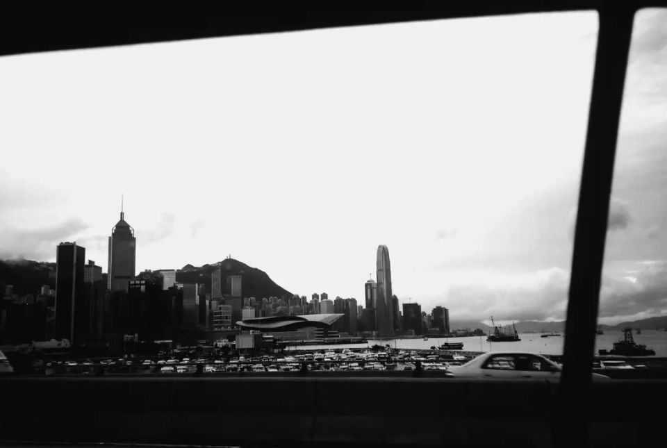 也斯親自拍攝黑白照片，以人文藝術的視野觀察香港。