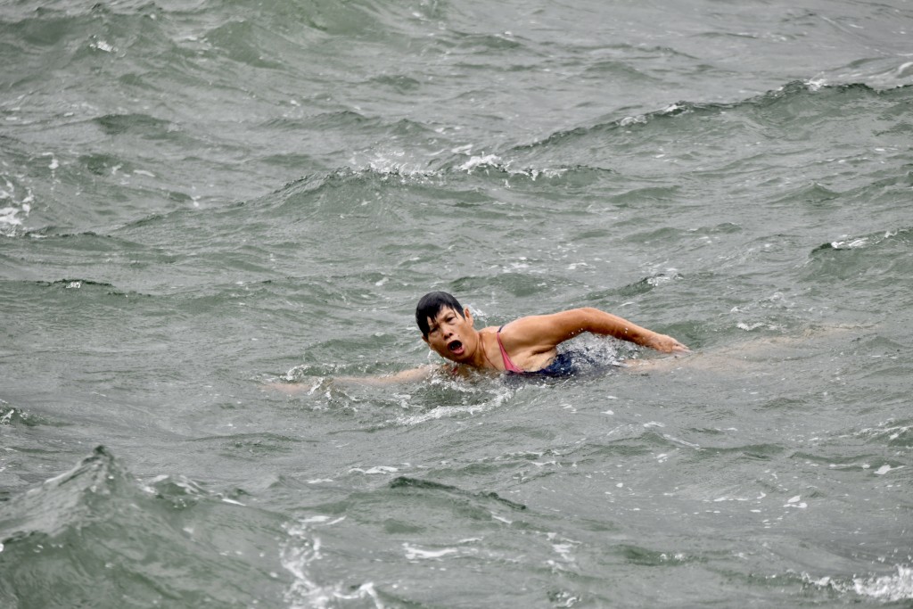 颱風泰利：8號風球下黃埔花園海傍一帶有市民游泳。（盧江球攝）