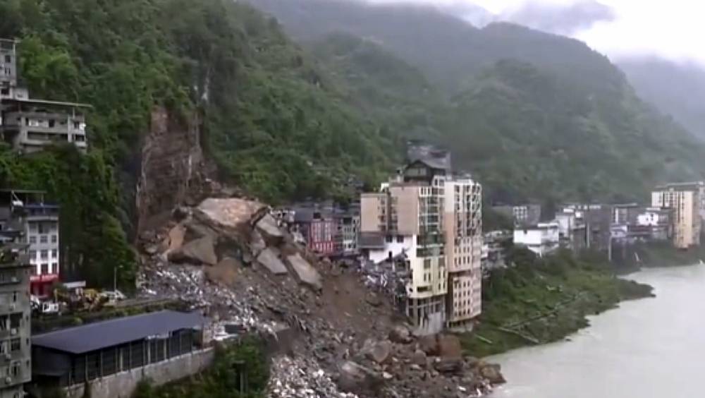 重慶山泥傾瀉，巨石比整棟樓還大阻搜救。 央視截圖