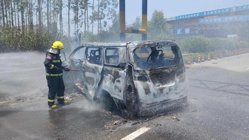 廣西貴港境內,百萬名車出事故致1死2傷。