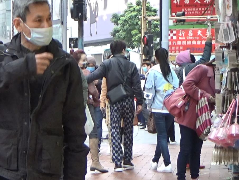 新歡陳小姐深獲兆尊寵愛,兩個次次行街都黐到實,今次就有「繼女」在旁做電燈膽。