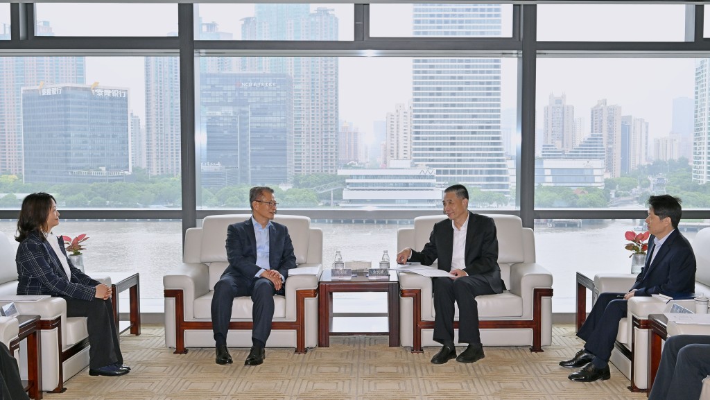 陳茂波(左二)參觀上海黃金交易所,並與上海黃金交易所理事長余文建(右二)會面。旁為香港特別行政區政府駐上海經濟貿易辦事處主任黃凱怡(左一)。 陳茂波(左二)參觀上海黃金交易所,並與上海黃金交易所理事長余文建(右二)會面。旁為香港特別行政區政府駐上海經濟貿易辦事處主任黃凱怡(左一)。