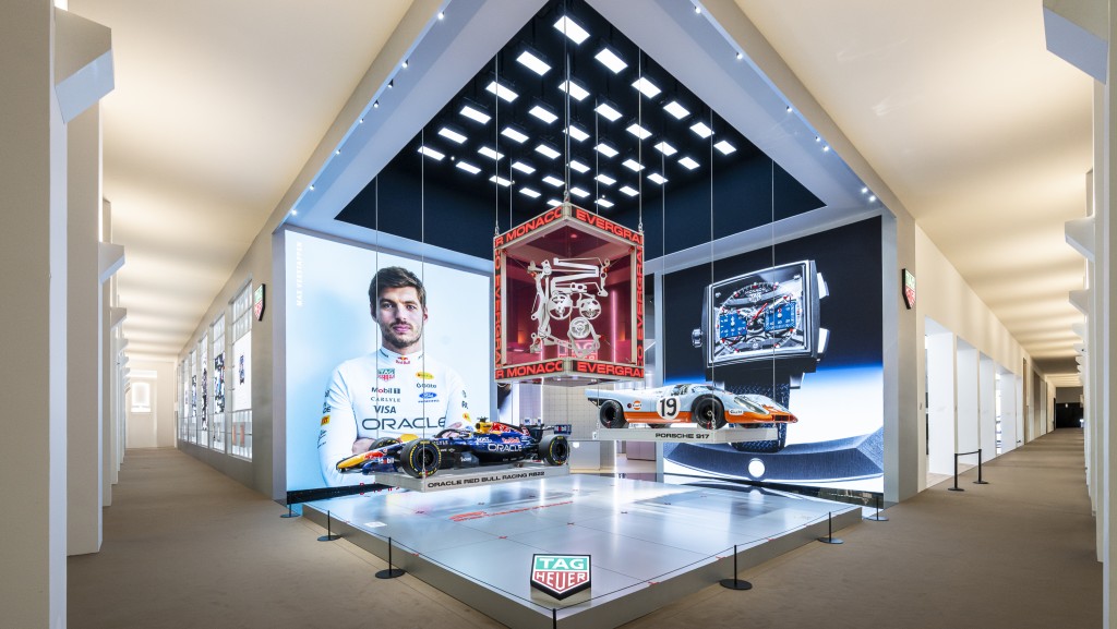 Tag Heuer展區入口處展示了超級方程式賽車，除了貼合新作主題，更非常吸睛。