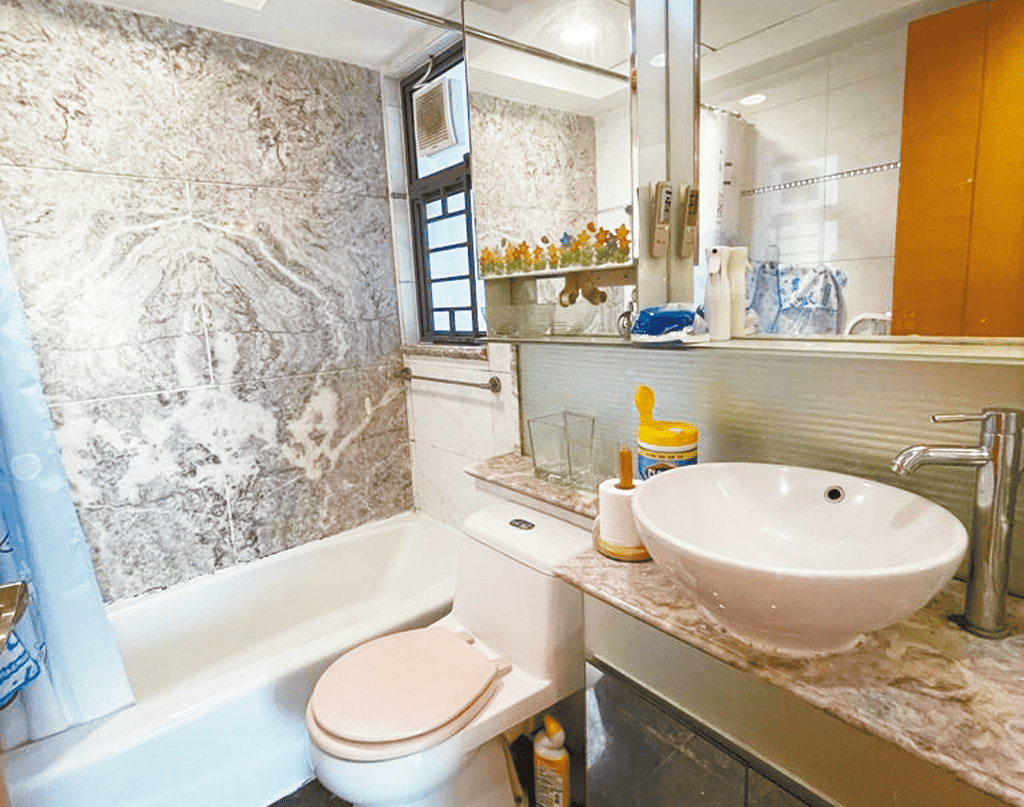 浴室设浴缸，墙身更以大理石纹点缀，更显格调。