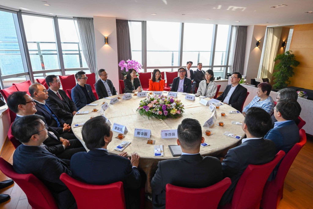 李家超在北京與中國香港（地區）商會代表茶聚。李家超fb