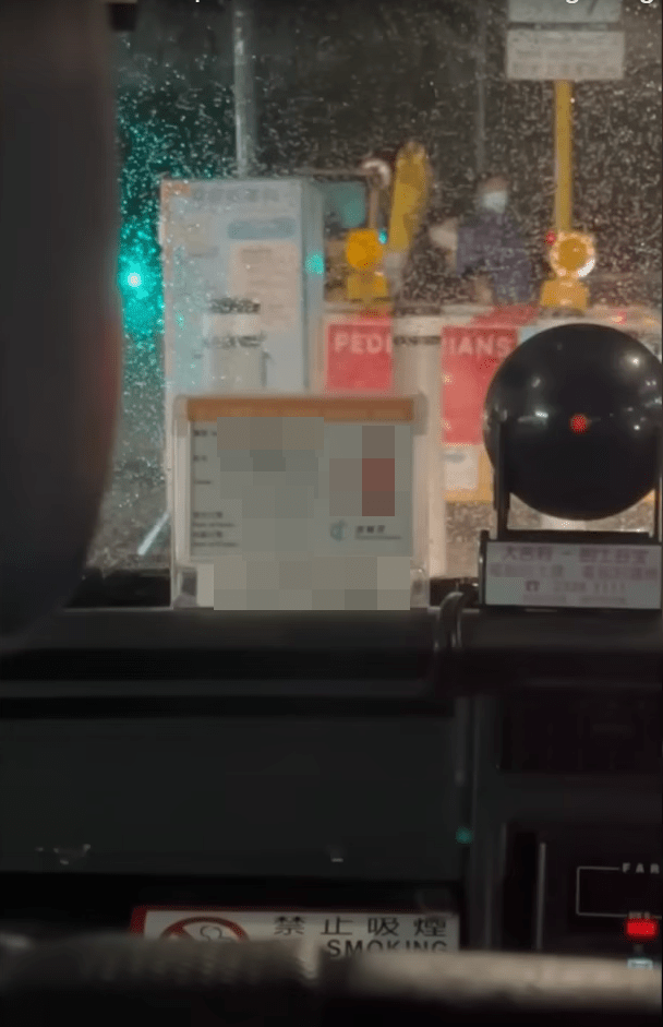 女事主拍摄司机的驾驶证。「香港新闻突发时事合集」影片截图