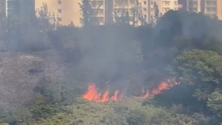 東涌松仁路北附近山頂起火,烈焰沖天,冒出大量濃煙。fb「香港突發事故報料區」圖片