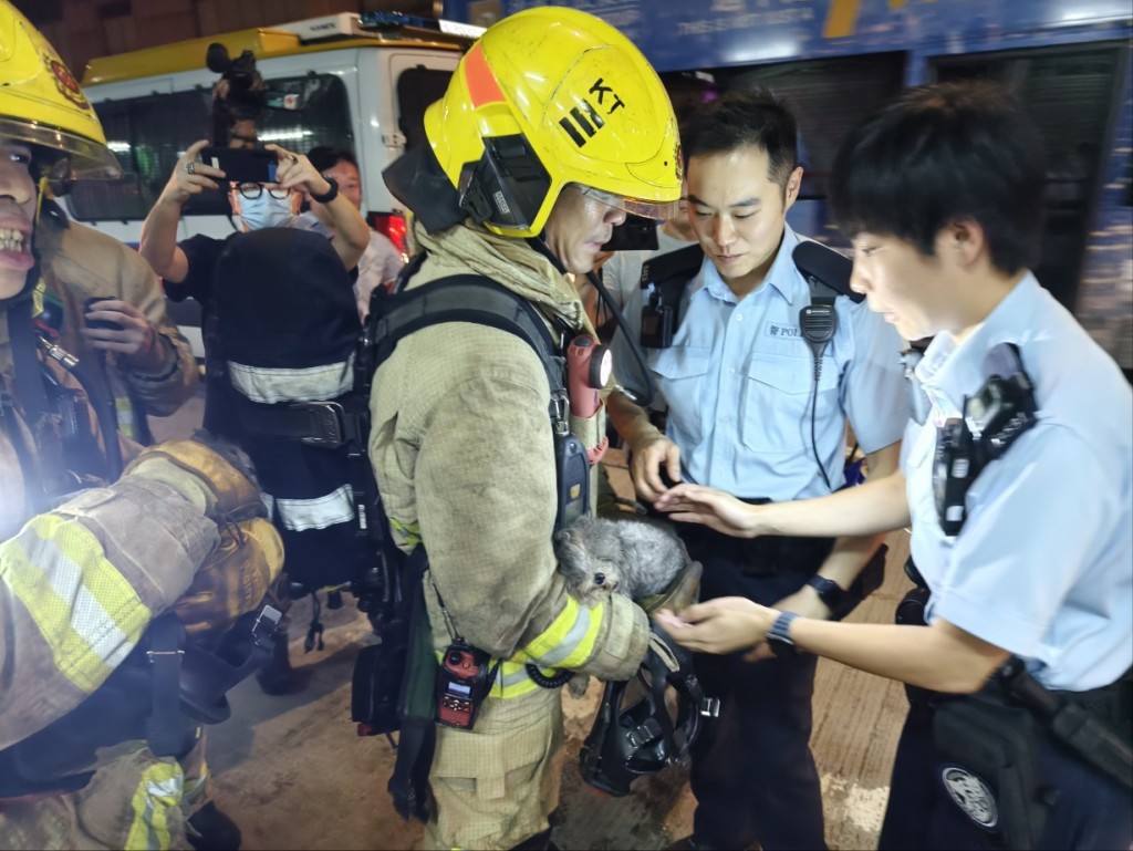 消防在同層其他單位內救出一名老翁，以及他飼養的1隻貓及1隻狗。尹敬堂攝