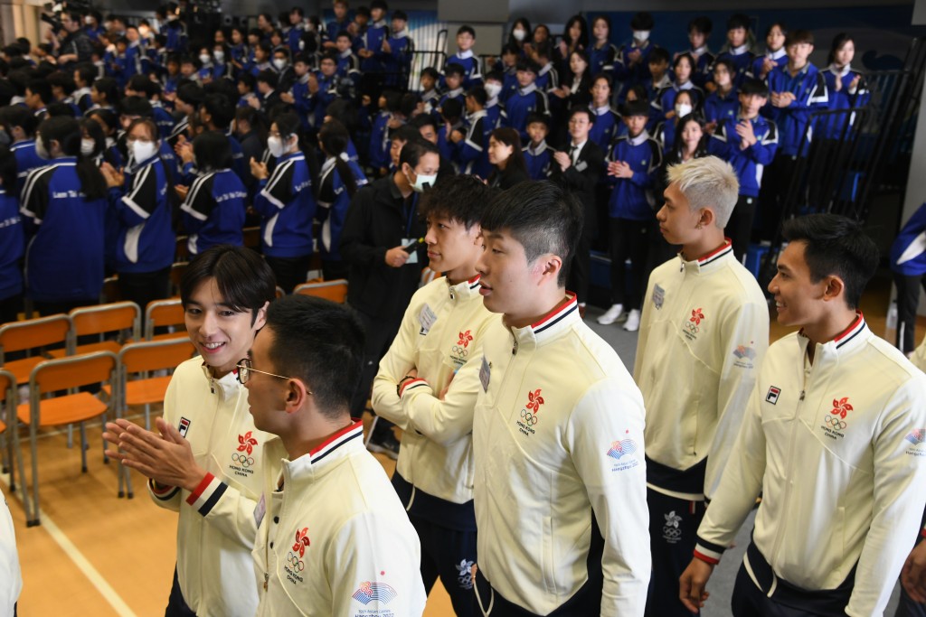 張家朗等運動員校友回到林大輝中學。