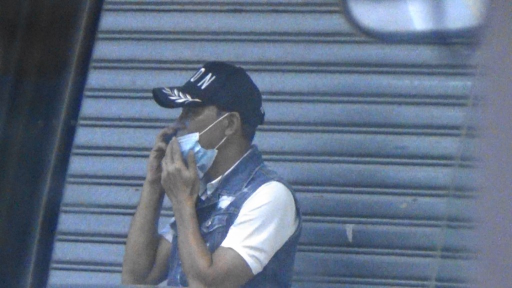 仲一邊講一邊摸口罩。