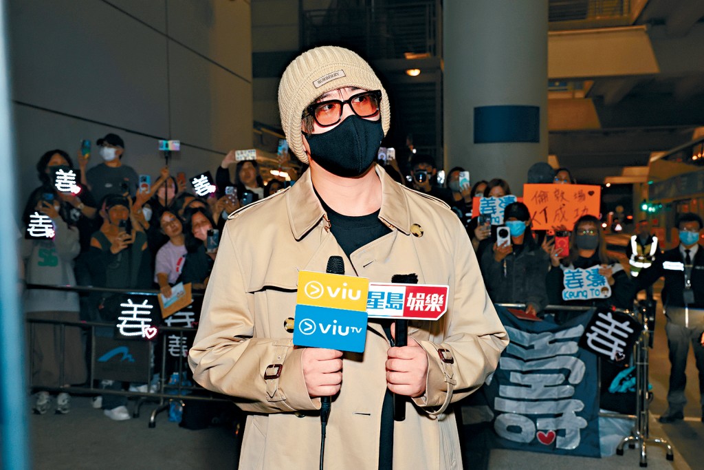 姜濤完成倫敦個人巡演返港，獲粉絲熱鬧接機。