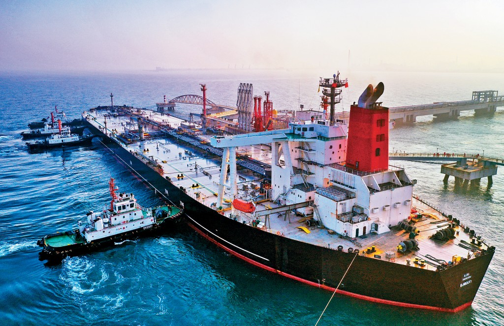 首批裝載石化原輔料的船舶昨晨泊入洋浦油儲碼頭。