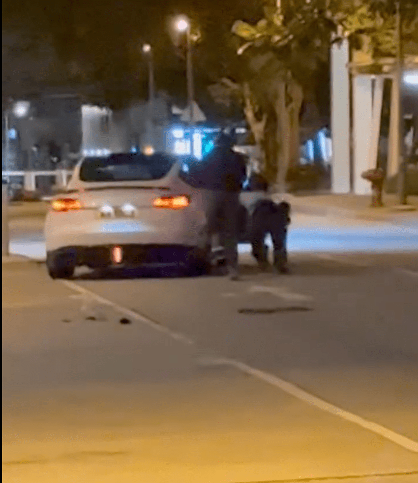 有警員試圖截停私家車。網上片段截圖 有警員試圖截停私家車。網上片段截圖