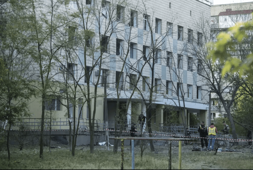 警察在烏克蘭基輔檢查一座夜間遭俄羅斯軍隊空襲的建築物。美聯社