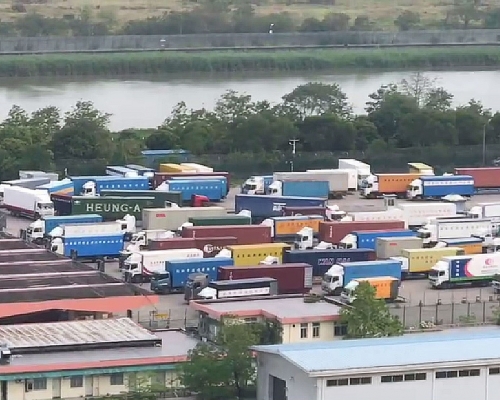 跨境貨車司機需持健康認證碼供深圳海關工作人員驗核。 資料圖片