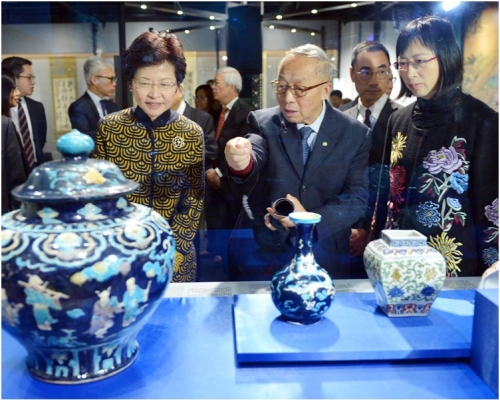 葛師科(前中)的收藏品以元青花和明清官窯瓷為主。