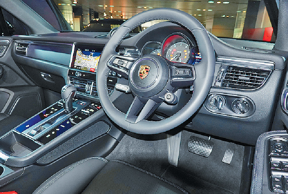 ■車廂格局沒大變動,展示車加有Sport Chrono套餐。 ■車廂格局沒大變動,展示車加有Sport Chrono套餐。