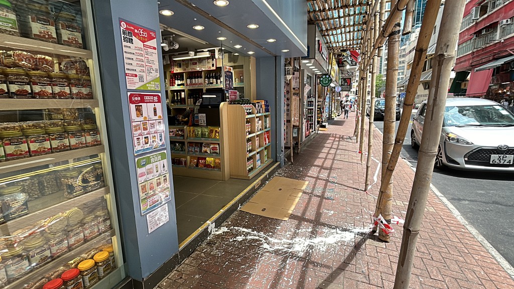 地上有大灘白油。林思明攝