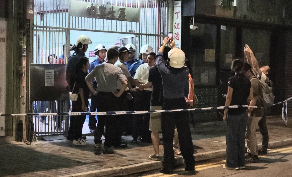 保安局局長鄧炳強晚上到現場視察。黃文威攝