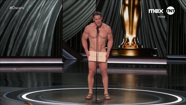 庄先拿（John Cena）颁发「最佳服装设计」大奖时，突然全裸爆肌现身，只用颁奖信封遮掩下体，全场掀起一阵高潮！