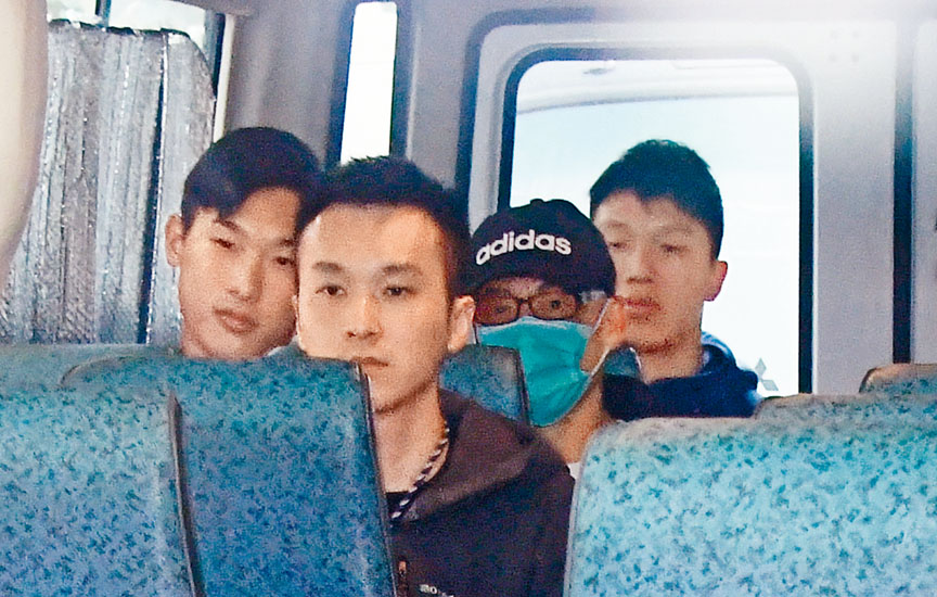 ■經歷十七年鐵窗生涯,「賊王」季炳雄(口罩者)昨刑滿出獄。