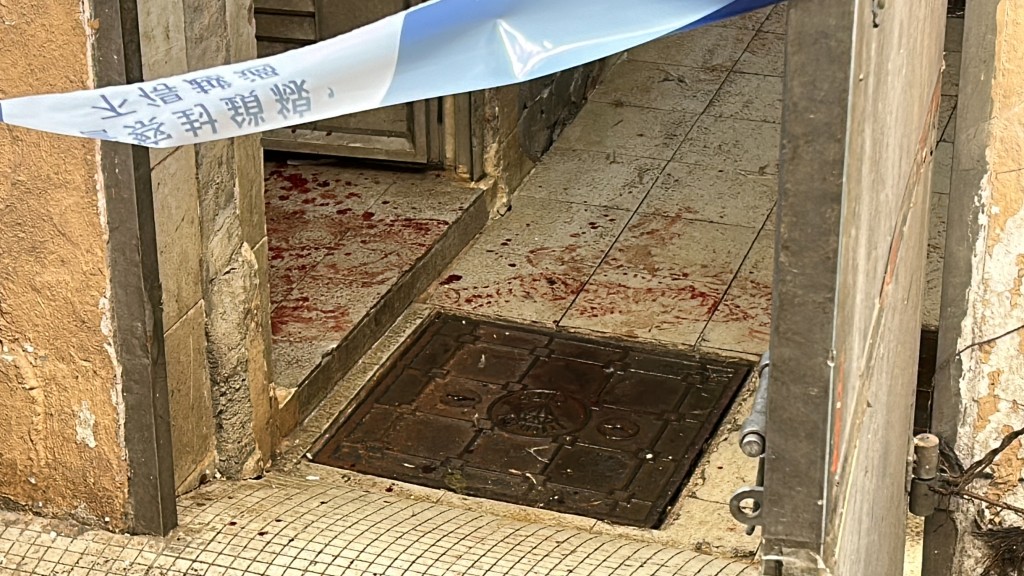 廁所地面遺下血迹。