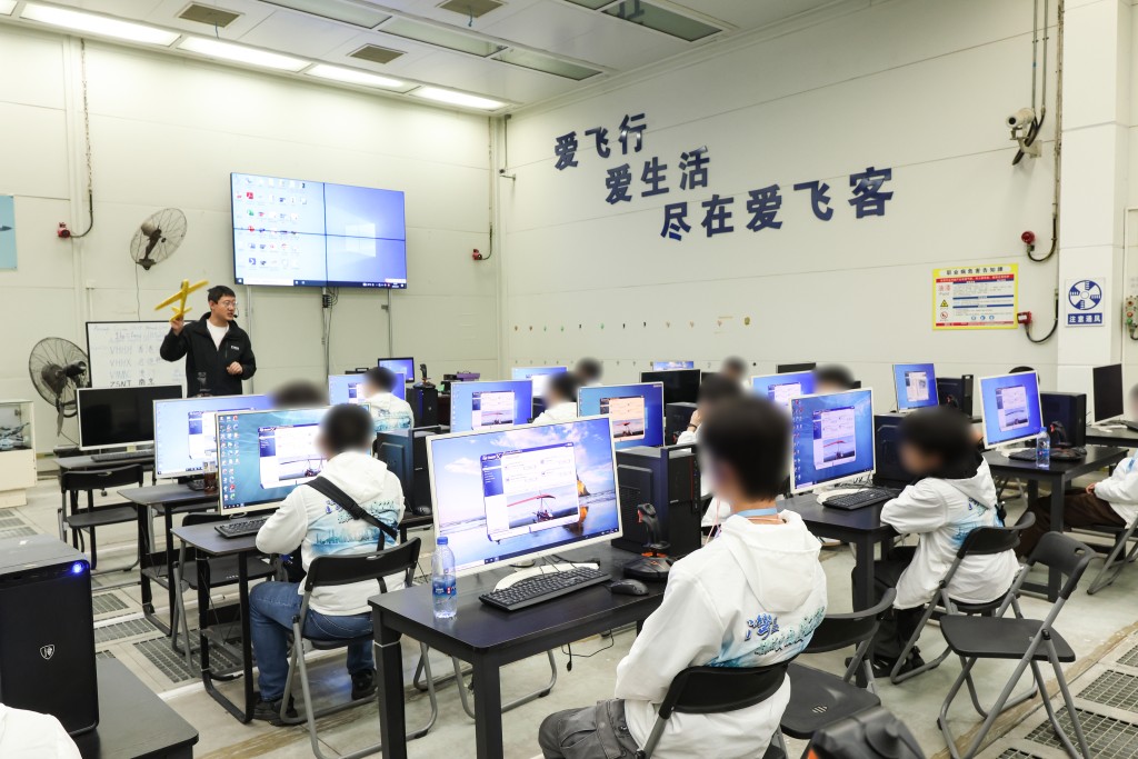 青少年更生人士參觀珠海一間通用飛機公司，了解國家的飛機研發、製造與運營服務。政府新聞處圖片