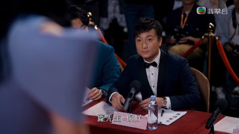 饰演富商庞国栋之子的方力申亦坐在台下当评审。