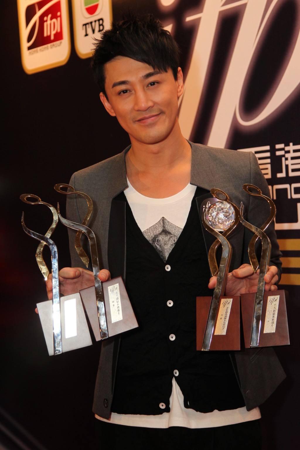 林峯於2011年在IFPI頒獎禮上連奪4獎，成為男歌手的大贏家。