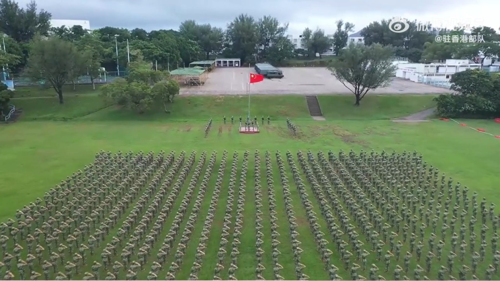 駐港部隊各營區今日舉行升旗儀式。駐港部隊微博