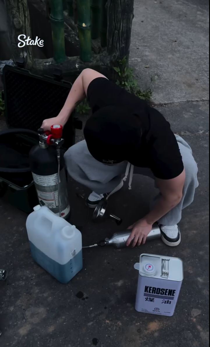 台湾星二代孙安佐试射火焰喷射器后，遭警方上门拘捕。IG@sun_gojo99