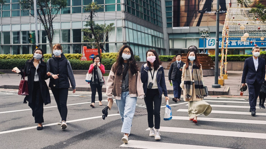 台灣民眾出街仍然戴口罩。