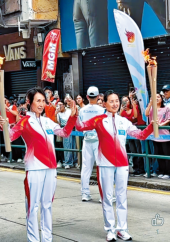 何超瓊（右）交棒何超鳳，姐妹花同框傳遞聖火。