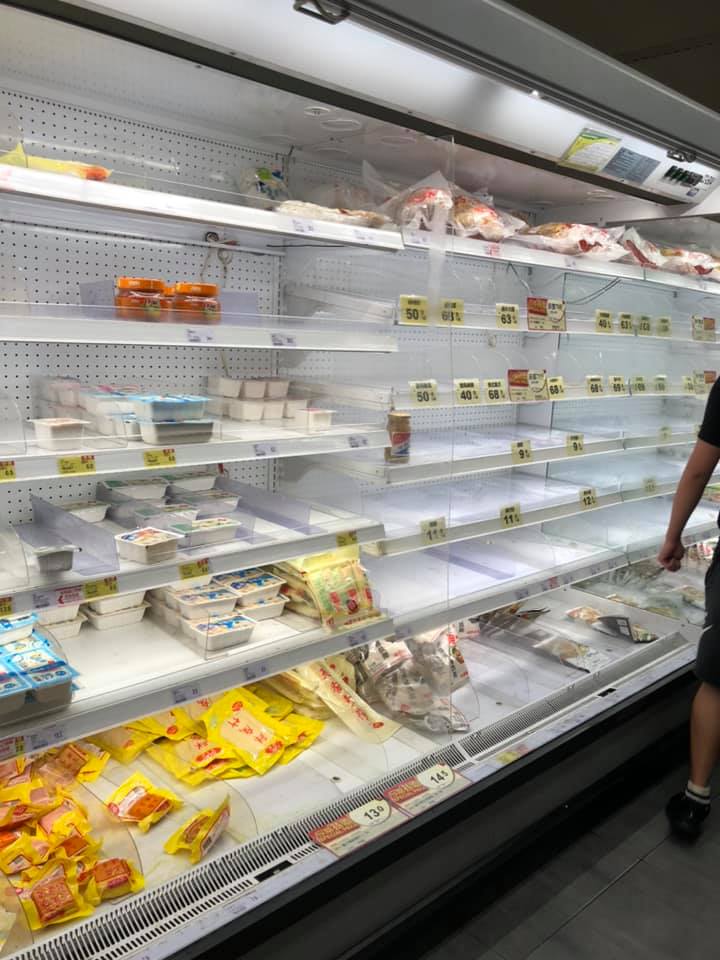 大部分貨架都被搶購一空。