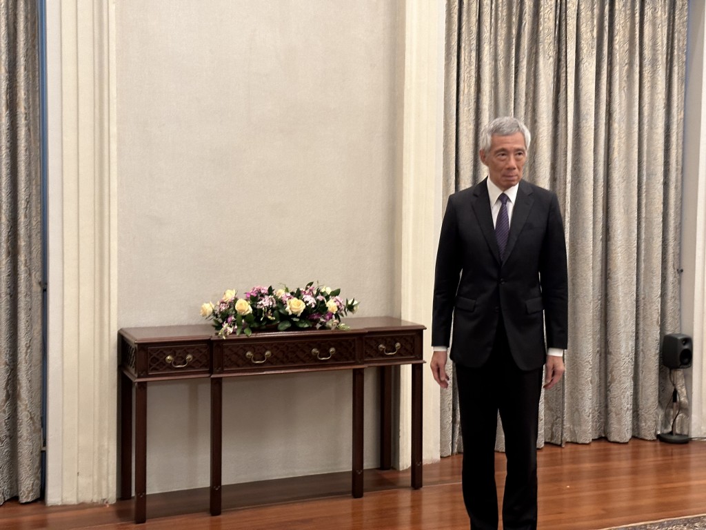 李家超拜会新加坡总理李显龙，与对方出席午宴。