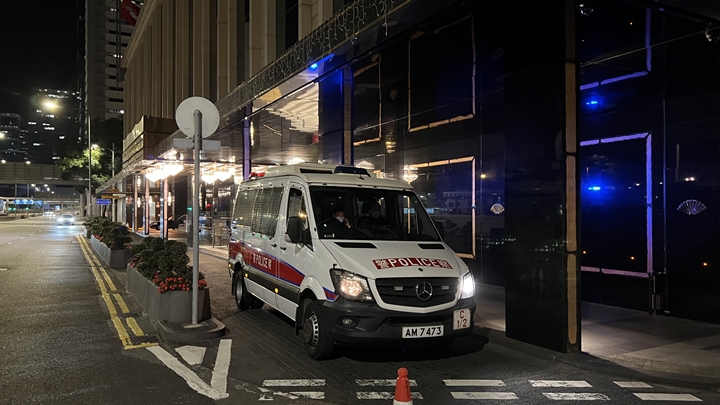 酒店餐廳酒櫃起火，警方接報到場。李家傑攝