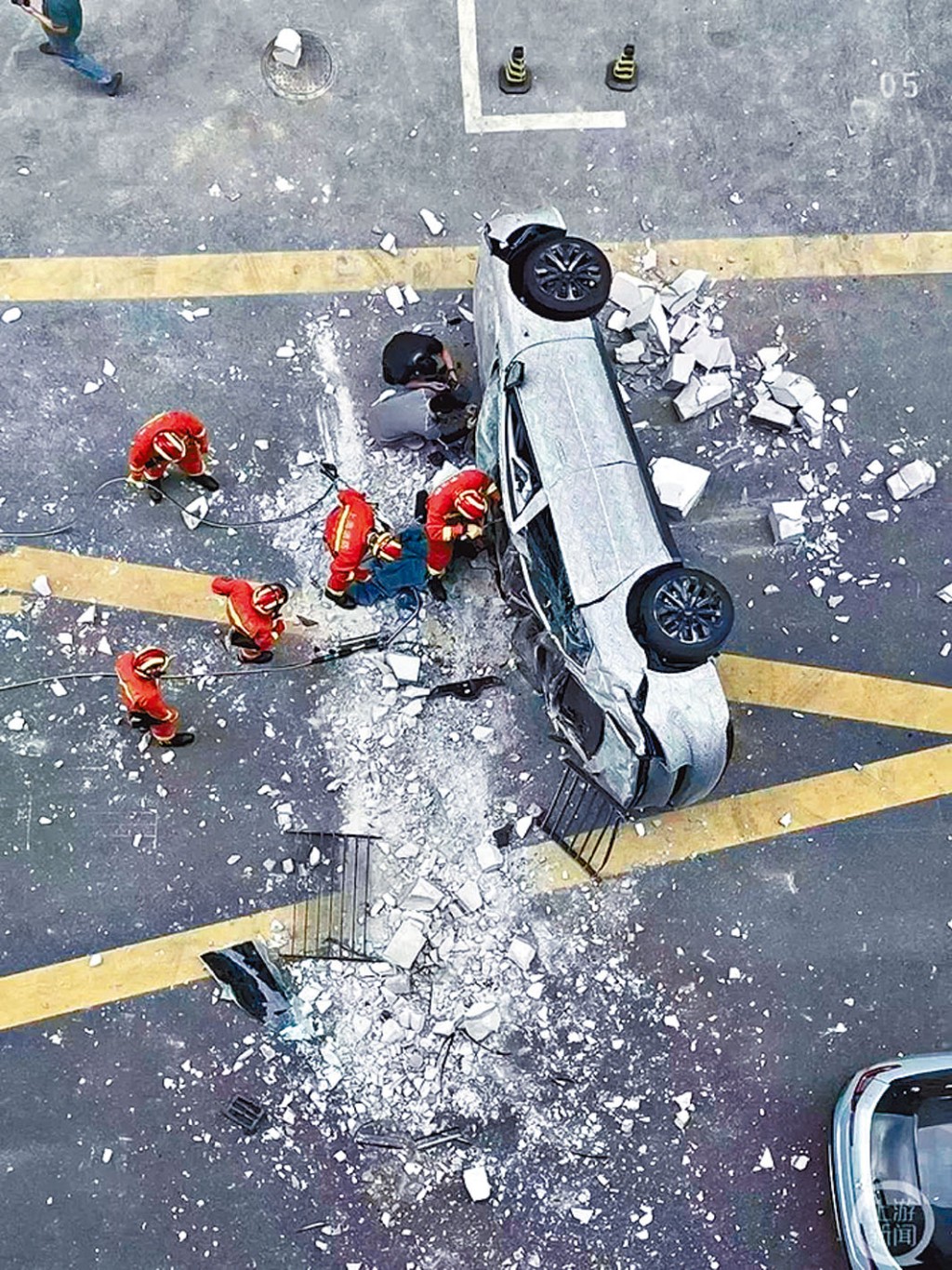 蔚來測試車墮樓，消防員趕到救援。