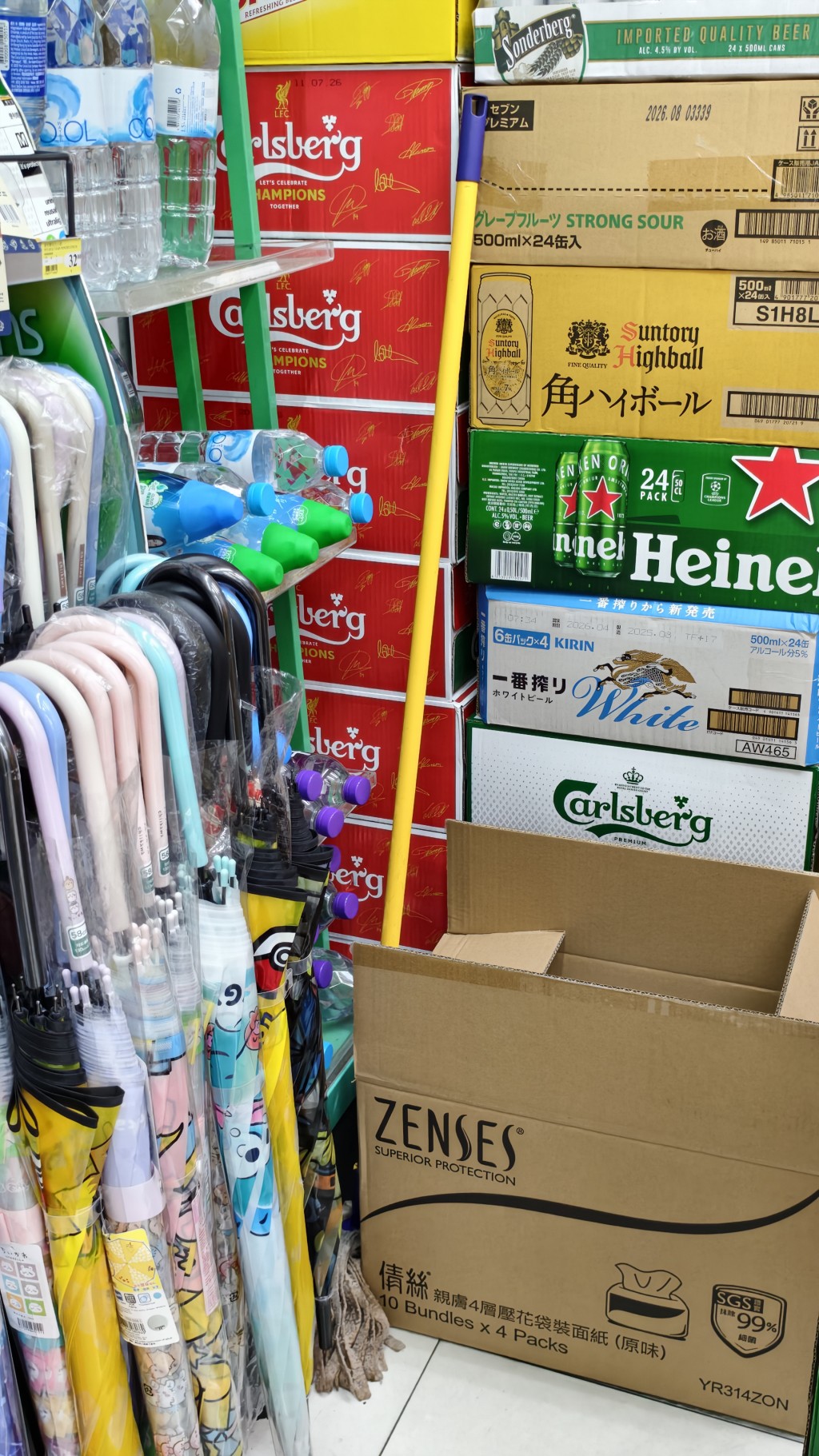 一名中年男子疑與便利店女職員發生爭執，之後被對方用掃帚襲擊。黃文威攝