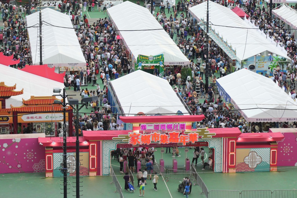 麦美娟表示,局方已于3年内预留3千万元推动“同乡文化推广计划”。图为维园同乡社团家乡市集嘉年华。 麦美娟表示,局方已于3年内预留3千万元推动“同乡文化推广计划”。图为维园同乡社团家乡市集嘉年华。