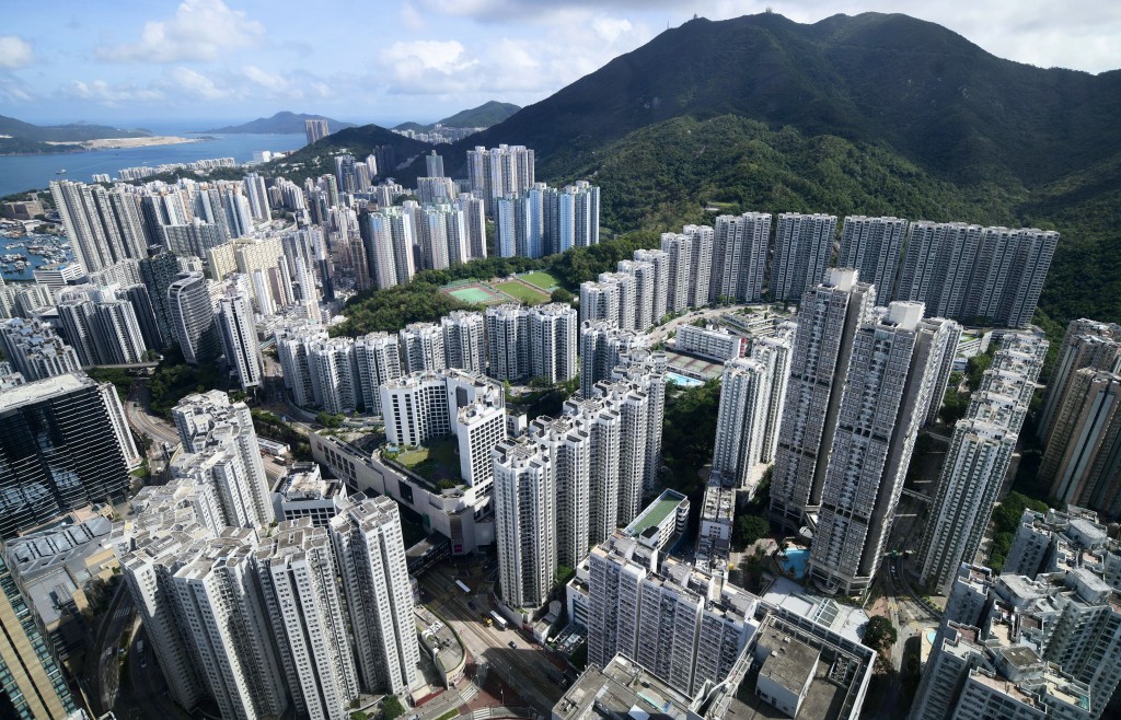 以十大屋苑為例,雖然現時樓價距離高位仍有差距,但部分藍籌屋苑已率先收窄跌幅。 以十大屋苑為例,雖然現時樓價距離高位仍有差距,但部分藍籌屋苑已率先收窄跌幅。